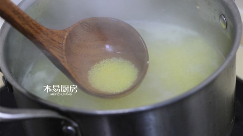 小米红枣粥,放入小米,再次煮开后转小火。