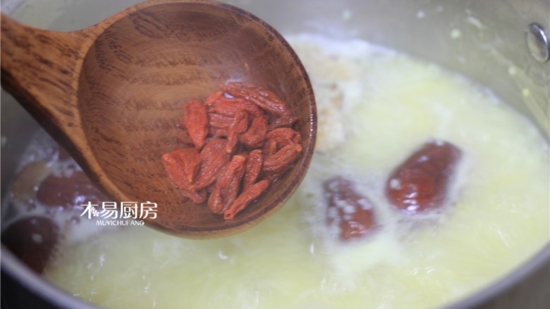 小米红枣粥,将枸杞子和红糖放入锅中搅拌均匀,继续熬煮5-10分钟。