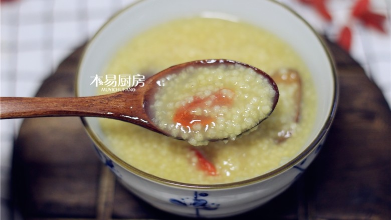 小米红枣粥,一碗营养易消化,又补益身体的小米红枣粥就熬好了。