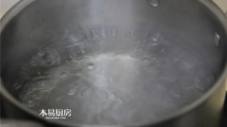 小米红枣粥,锅内坐水,大火烧开。