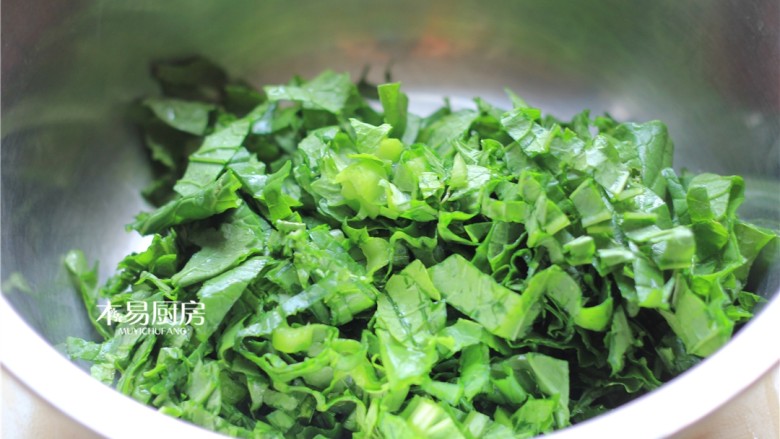 小白菜饼,<a style='color:red;display:inline-block;' href='/shicai/ 112'>小白菜</a>洗净、沥干,切碎,备用。