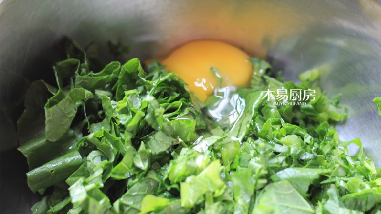 小白菜饼,在小白菜碎中磕入一个<a style='color:red;display:inline-block;' href='/shicai/ 9'>鸡蛋</a>,备用。