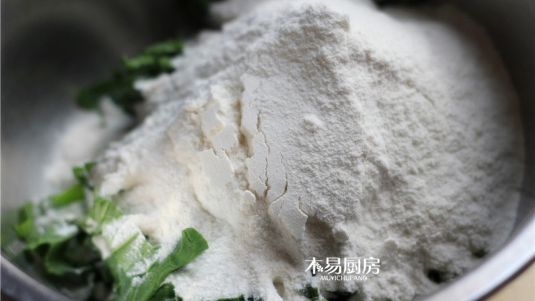 小白菜饼,倒入适量<a style='color:red;display:inline-block;' href='/shicai/ 519'>面粉</a>,加少许水,搅拌均匀。