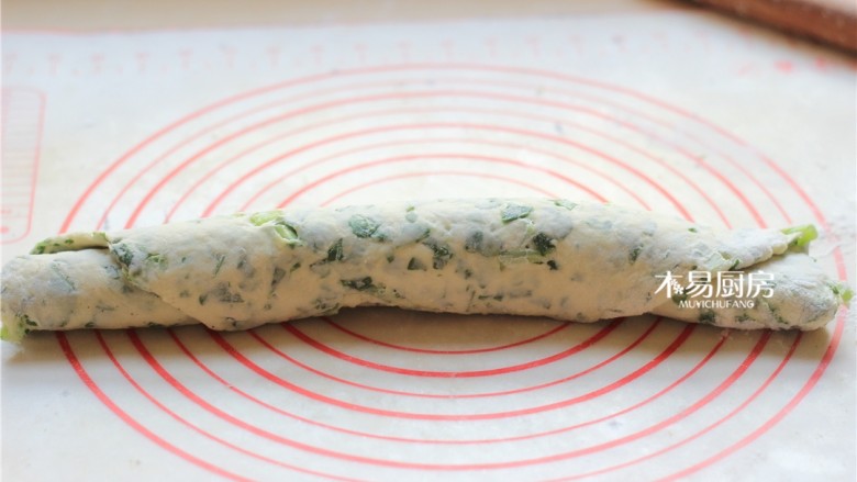 小白菜饼,将面饼卷起来。