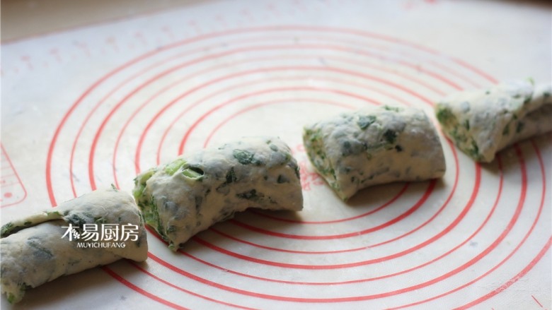 小白菜饼,切成小剂子,备用。