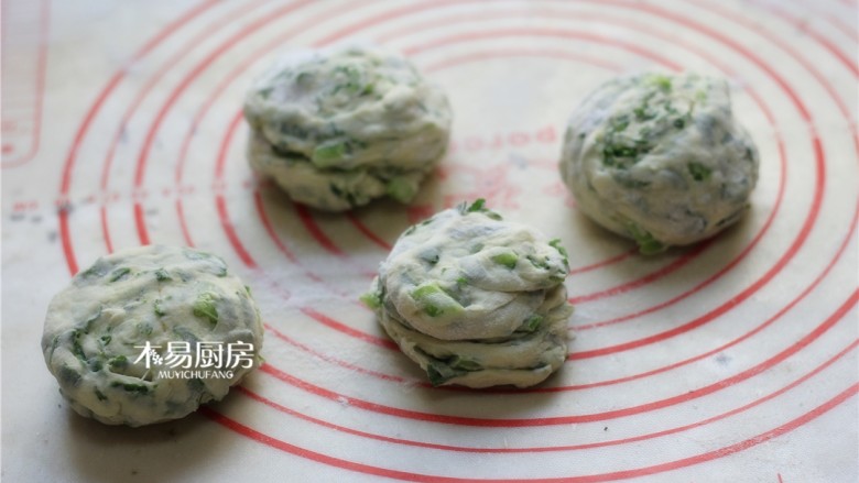 小白菜饼,将小剂子旋转着拧几圈，再用手掌压扁，制成饼胚。