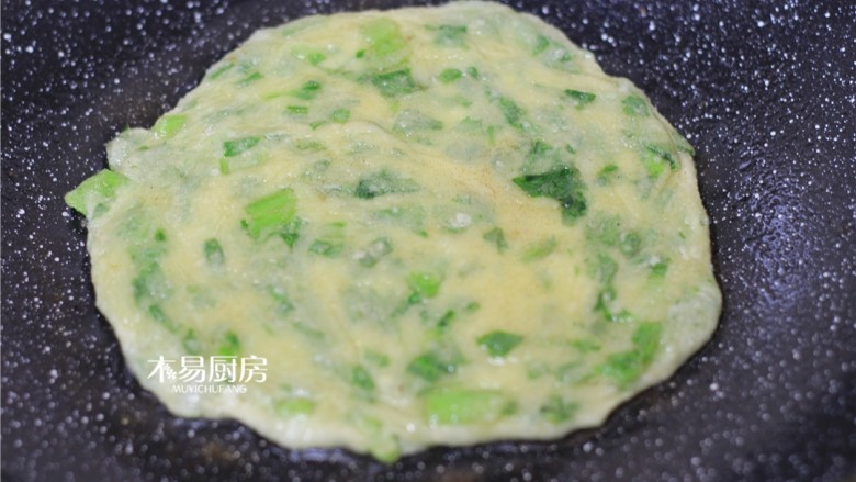 小白菜饼,平底锅刷油,放入小白菜饼烙制。
