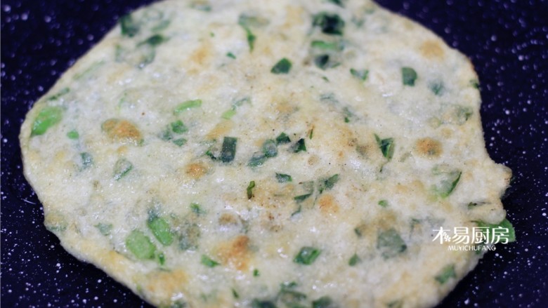 小白菜饼,两面都煎至金黄,即可。