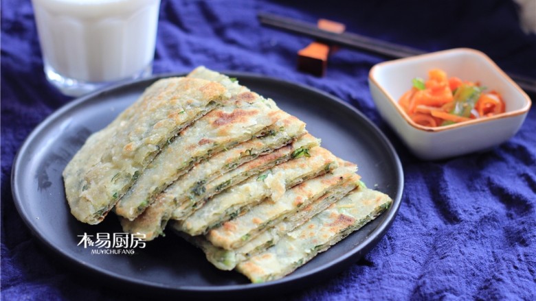 小白菜饼,切好饼,放入盘中。