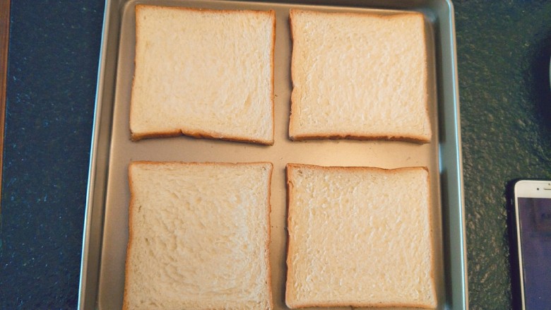 美味吐司的2+1吃法🍞,拿上。<a style='color:red;display:inline-block;' href='/shicai/ 585'>吐司</a>。放入烤盘。