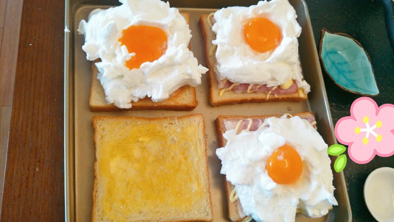 美味吐司的2+1吃法🍞,挖个坑。上面放入蛋黄。