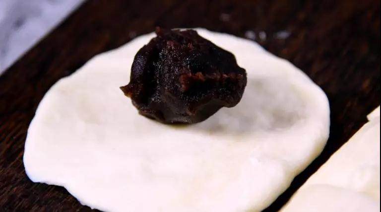 你以为我是香菇,其实我是豆沙包!,将大面团压成饼状,放入10g豆沙馅,揉搓成包子状,小面团搓成“蘑菇柄”状备用