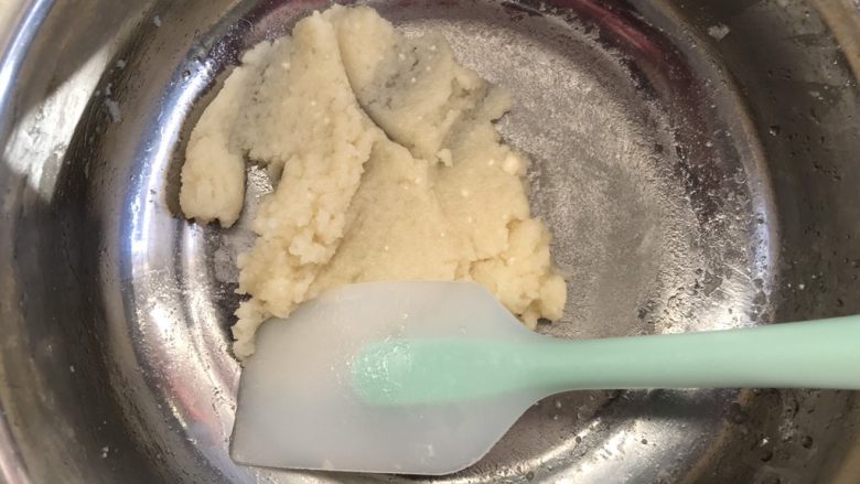 圣诞花环泡芙,不停的搅拌均匀,盆底沾一层薄膜就可以关火
