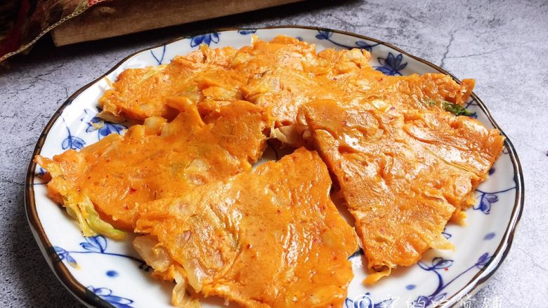 快手早餐 —— 韩式泡菜饼,二面都金黄色了,出锅