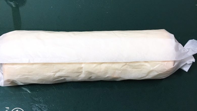 蓝莓蛋糕卷,蛋糕有余热的时候就要操作,否则卷不起来,卷好后放入冰箱冷冻一小时定型。