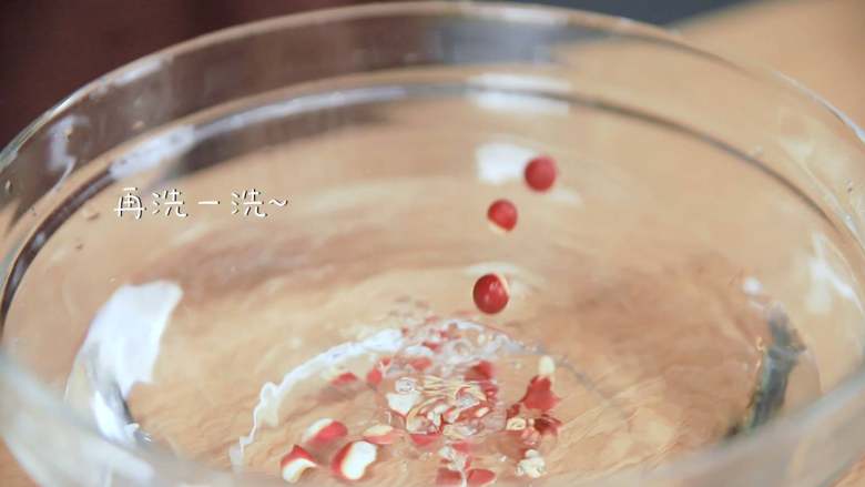 核桃芡实粥,将粳米、芡实分别洗净;山药去皮,洗净,切块