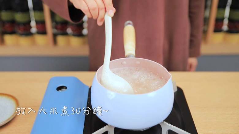核桃芡实粥,改小火煮15分钟,放入入粳米,再煮10分钟