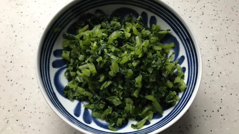 雪菜蘑菇炒冬笋,然后切碎,稍微切的碎一点