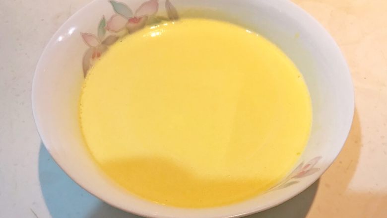 酸奶蛋糕,充分调匀,让酸奶与蛋黄液融合在一起