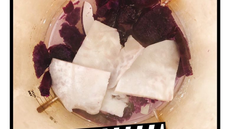 紫薯芋圆热 饮,紫薯芋圆上锅蒸熟后,放入辅食机搅拌均匀!