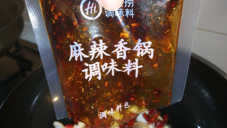 新文美食 麻辣香锅,马上倒入料包里的料酱。