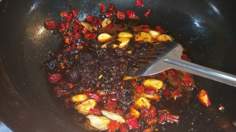 新文美食 麻辣香锅,搅拌均匀。