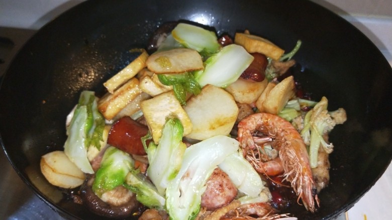 新文美食 麻辣香锅,倒入过油的食材。