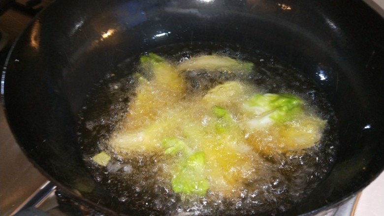 新文美食 麻辣香锅,<a style='color:red;display:inline-block;' href='/shicai/ 9563'>菜头</a>切成放入锅中炸制两分钟捞出来备用。