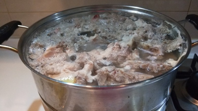 新文美食 红焖羊骨汤,开锅关火。