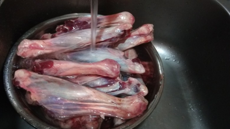 新文美食 红焖羊骨汤,冷水冲洗干净。