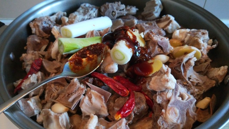 新文美食 红焖羊骨汤,放入所有调料,<a style='color:red;display:inline-block;' href='/shicai/ 788'>生抽</a>半碗倒入锅中,在一勺辣豆瓣酱。