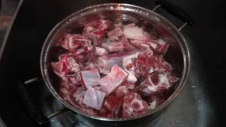 新文美食 红焖羊骨汤,冷水放入锅中加满水。