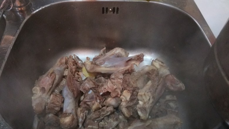 新文美食 红焖羊骨汤,倒入水池冲洗血沫。