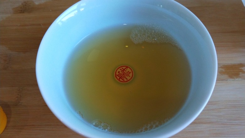 新文美食 红焖羊骨汤,<a style='color:red;display:inline-block;' href='/shicai/ 718'>料酒</a>半碗倒入锅中。