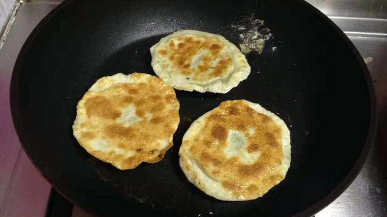 饺子皮版芹菜盒子,
烙至两面金黄即可食用