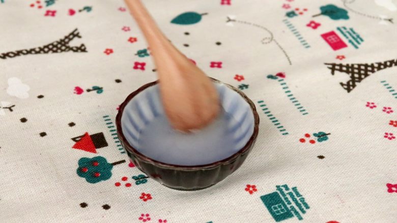 金钱小面包,10g细砂糖倒入5g开水中,搅拌调成糖水
tips:此步骤可省略哦
