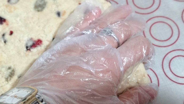 预热圣诞节 蔓越莓雪花酥,取戴上食品手套,可以用手揉揉,至均匀后再整形。