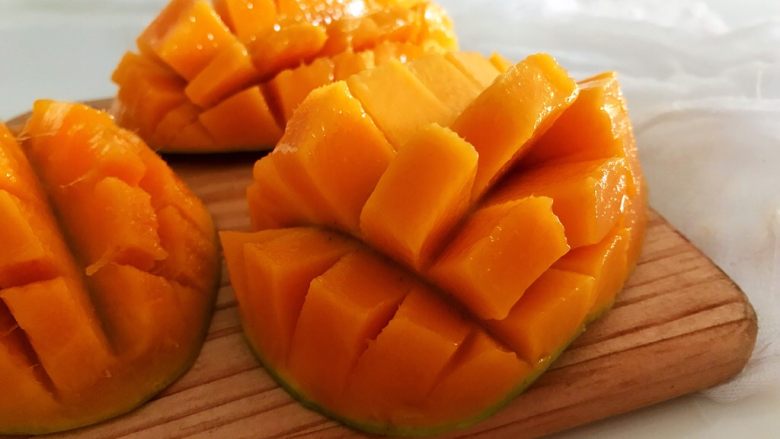 营养早餐,大青芒切好。