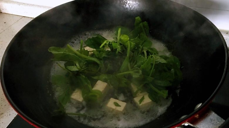 营养早餐,锅中水烧开，放入切成小块的<a style='color:red;display:inline-block;' href='/shicai/ 465'>豆腐</a>煮5分钟，放<a style='color:red;display:inline-block;' href='/shicai/ 147'>豌豆苗</a>，加盐。