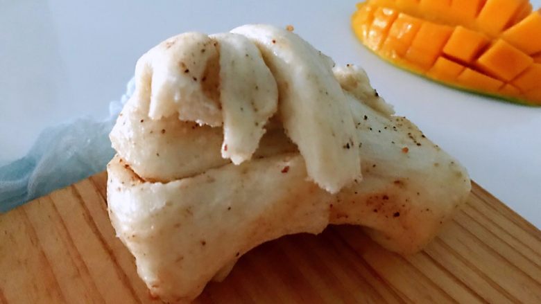 营养早餐,<a style='color:red;display:inline-block;' href='/shicai/ 4069'>花卷</a>从冰箱拿出来，加热。