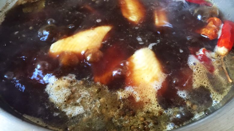 卤鸡翅,鸡翅放锅中,添水,放入所有调料