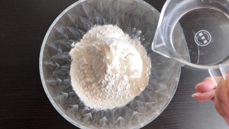 糖三角,倒入温水,边倒边搅拌成絮状