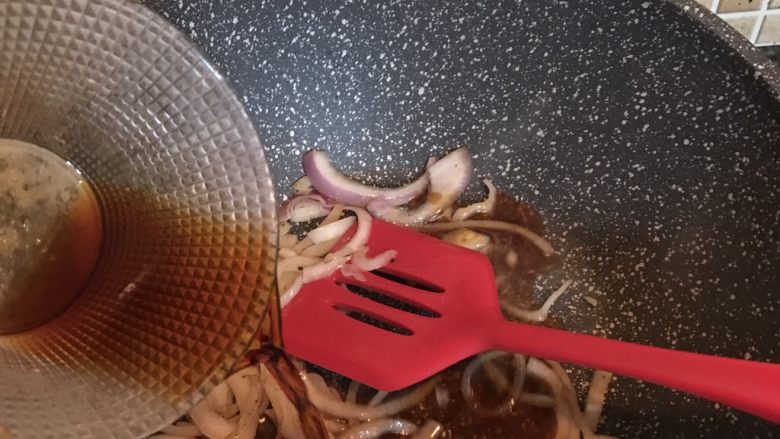 快手猪扒饭,加入酱汁煮沸