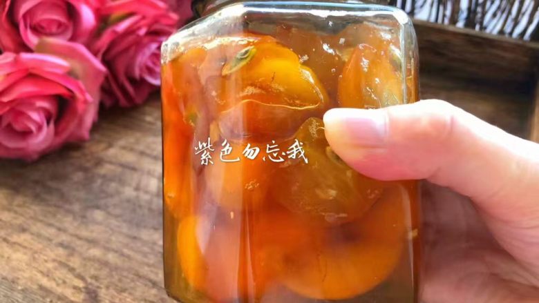 金桔酱,待金桔酱完全晾凉以后,装到密封罐里,随吃随取。