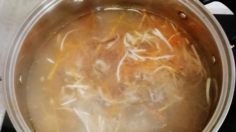西湖牛肉羹,小锅里放适量水,水开后把杏鲍菇,木耳,胡萝卜,牛肉丝放入,滴几滴香油,煮大概10分钟左右把水淀粉慢慢倒入,边倒边搅拌,煮至有点稠时,放盐,鸡蛋液到入搅拌,起锅撒香菜沫,一锅又鲜又香的牛肉羹就做好。