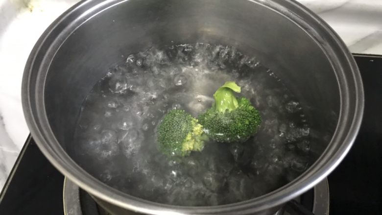 儿童雪人便当,锅中放水加入少量盐,水开后放入西蓝花,煮4成熟。