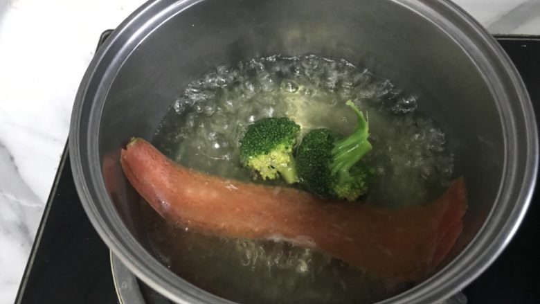 儿童雪人便当,然后继续放入红萝卜片,继续煮熟即可。