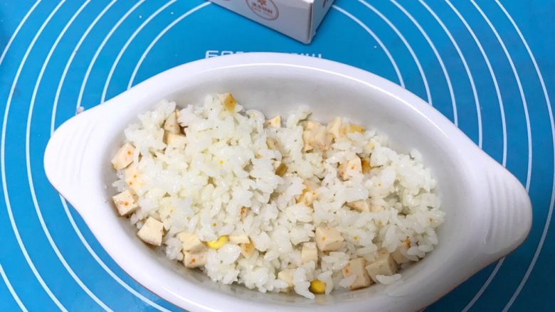 儿童雪人便当,搅拌好的饭放入碗里铺平,左边在铺些白米饭。