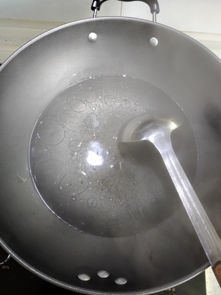 酸辣土豆丝,水中加入少许色拉油,目的是让土豆丝看起来更亮。