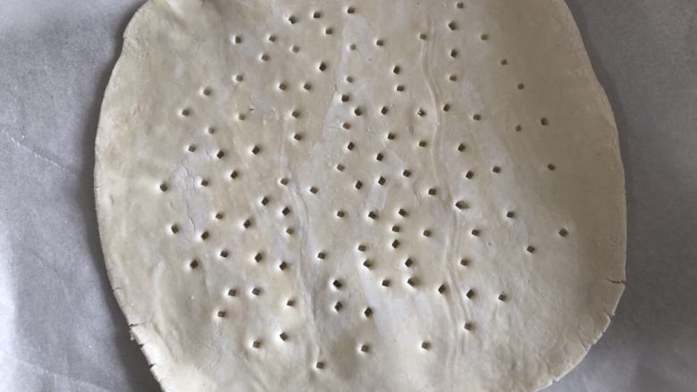 飞饼蔬菜挞,边缘擀薄一些,面饼中央用牙签或叉子扎上一些小孔